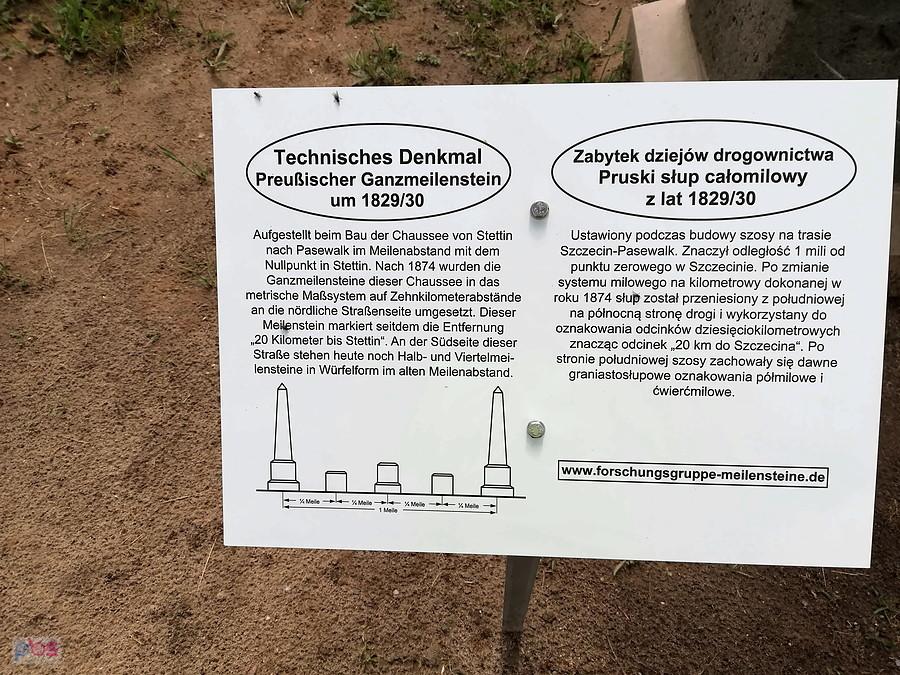 Tabliczka informacyjna przy zabytkowym słupie.