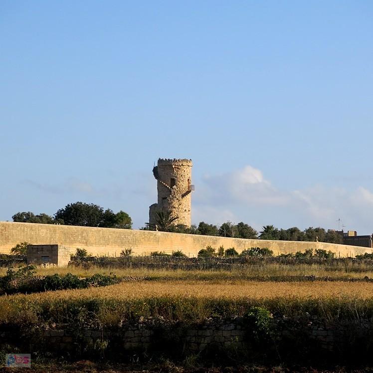 Przed wieżą w Il Gudja - Malta