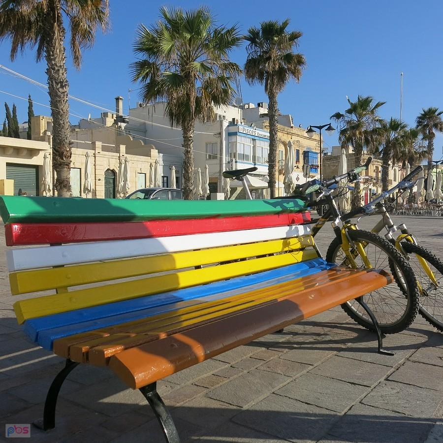 Jest i kolorowa ławka - Malta