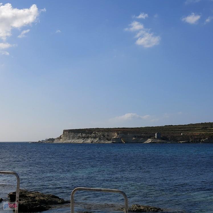 Na tamtym brzegu widoczny klif - Malta