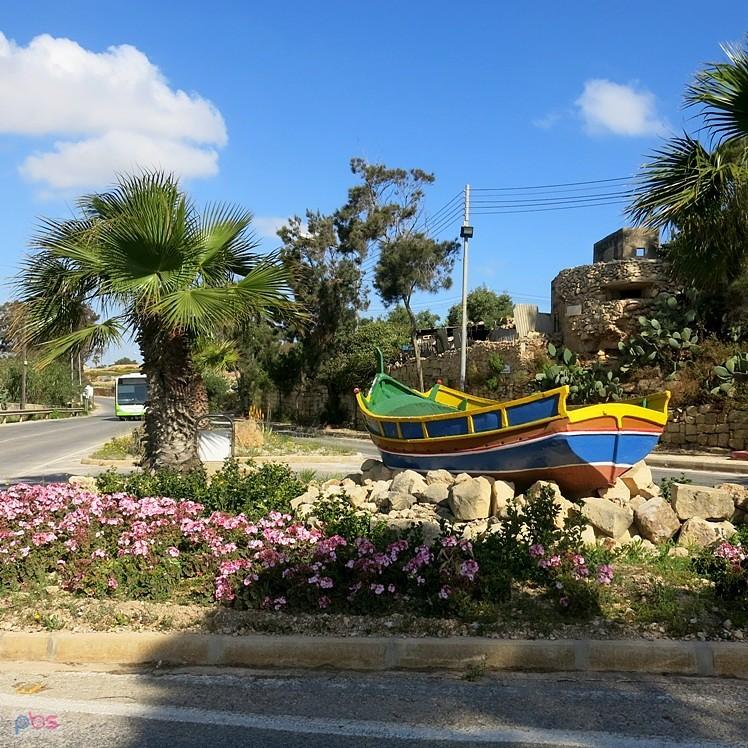 Na skrzyżowaniu stoi sobie łódka i zaprasza do Marsaxlok - Malta