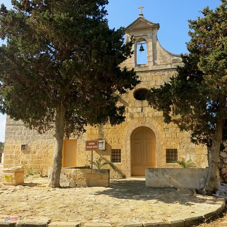 Kaplica po środku pól - Malta