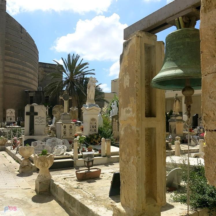 Na cmentarzu w Tarxien - Malta
