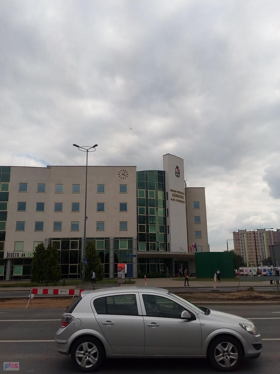 Znajome wskazanie zegara, tylko zegar na ratuszu chodzi...