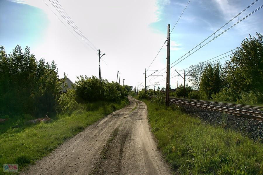 wzdłuż torów do drogi technicznej