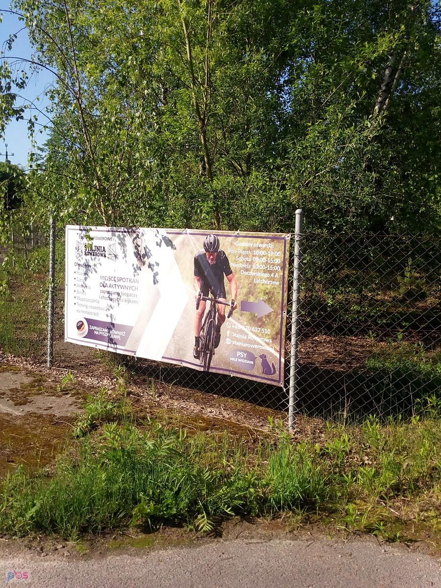 W takim otoczeniu jest sklep i serwis