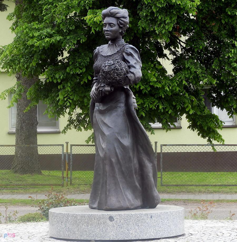 Centrum miejscowości Buk i pomnik Elisabeth von Arnim.