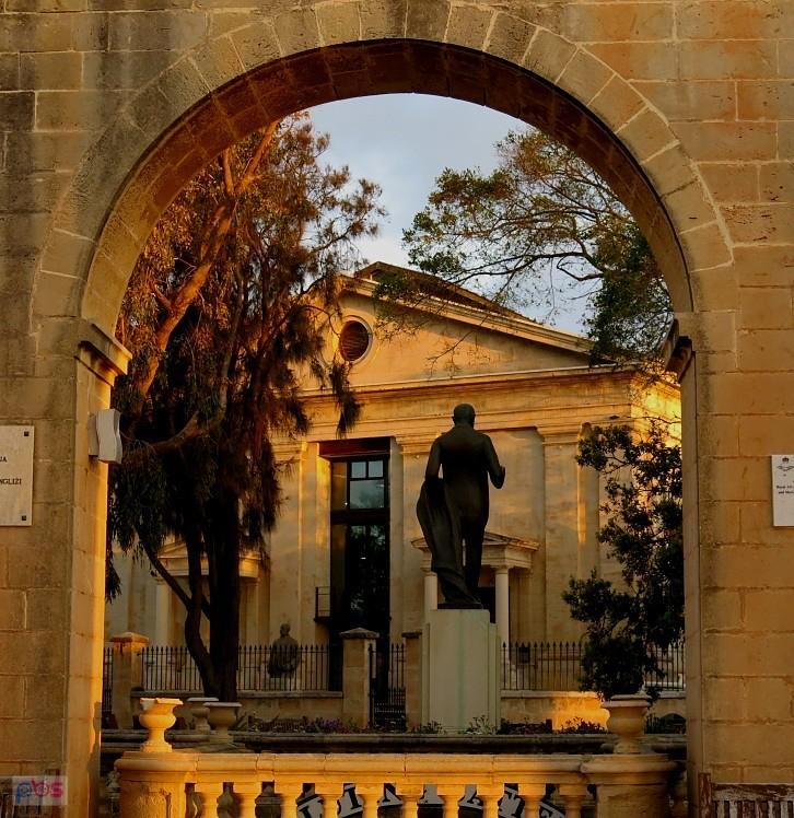 Jeden z pomników - Górne Ogrody - Valletta - Malta