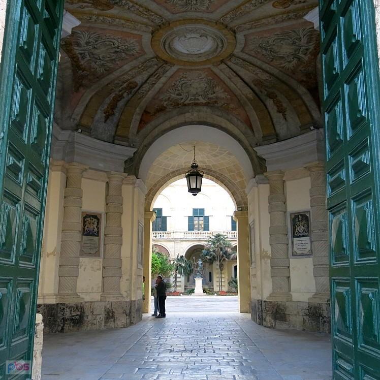 W brami jednego z pałaców - Valletta - Malta