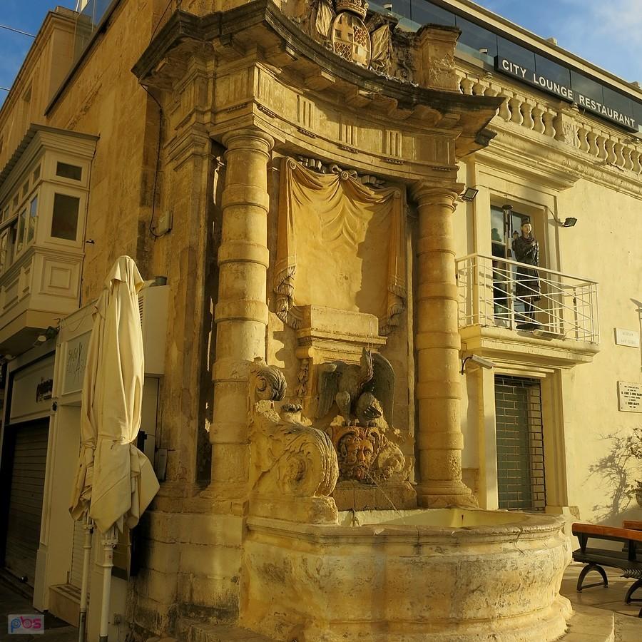 Fontanna na rogu budynku - Valletta - Malta