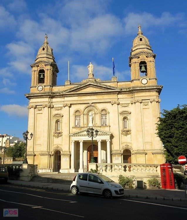 Przed kościołem w drodze na lotnisko w Luqa - Malta