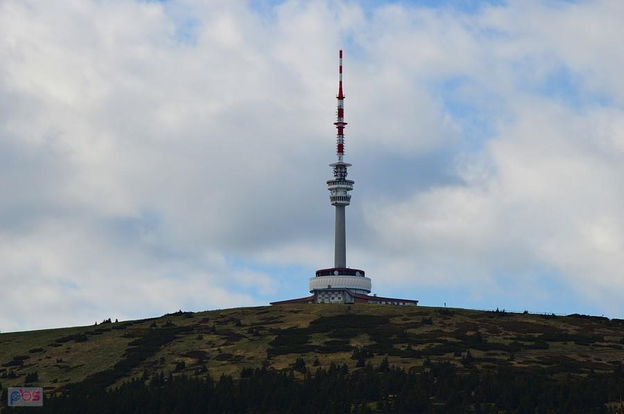 Szczyt już blisko - widok na wieżę RTV z Ovčárnej