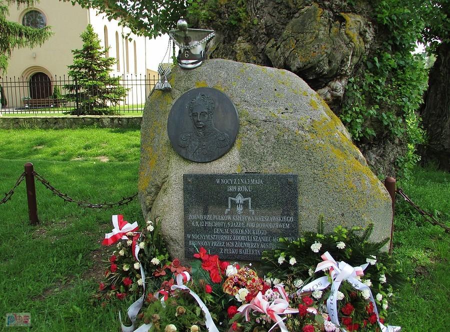 Pomnik upamiętniający bitwę pod Ostrówkiem w 1809 roku