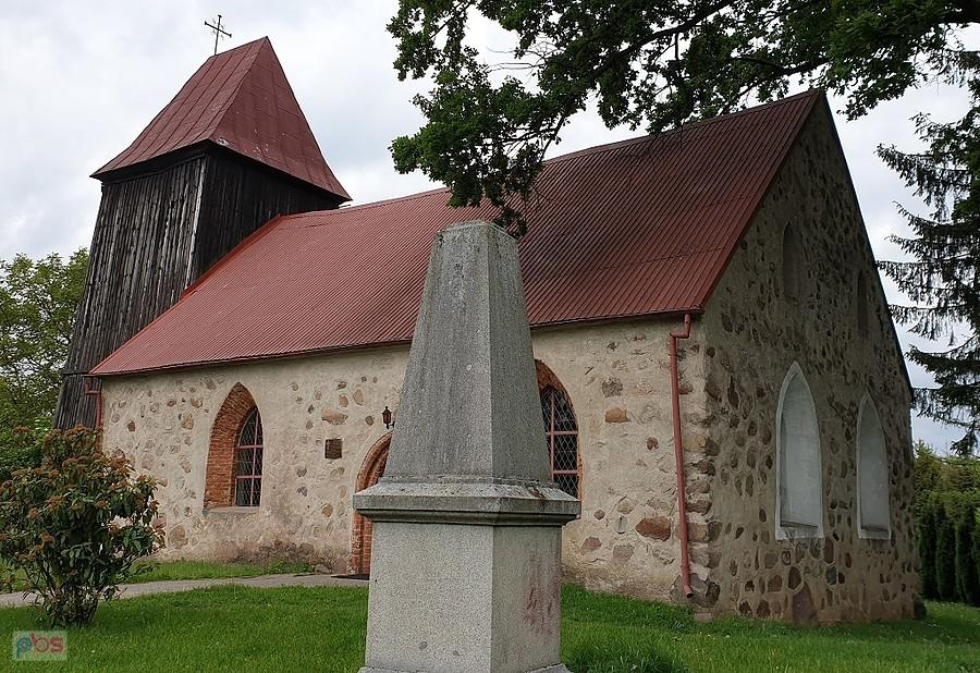 MOKRE (niem.Schönwalde) Kościół filialny p.w. św. Apostołów Piotra i Pawła.