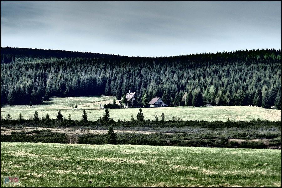 Chatka górzystów w oddali