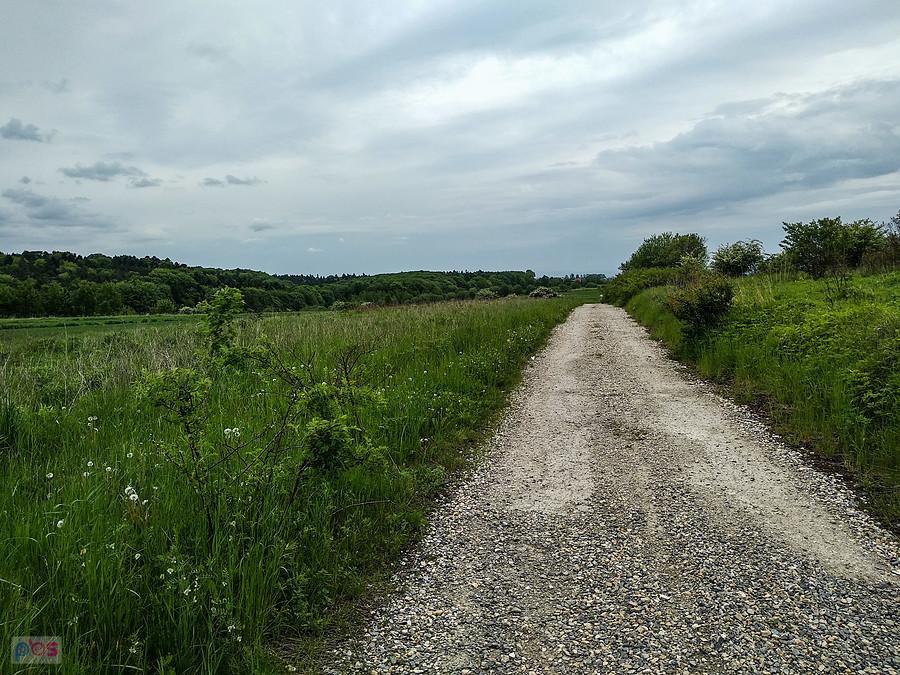 Z chmur od czasu do czasu kapie
