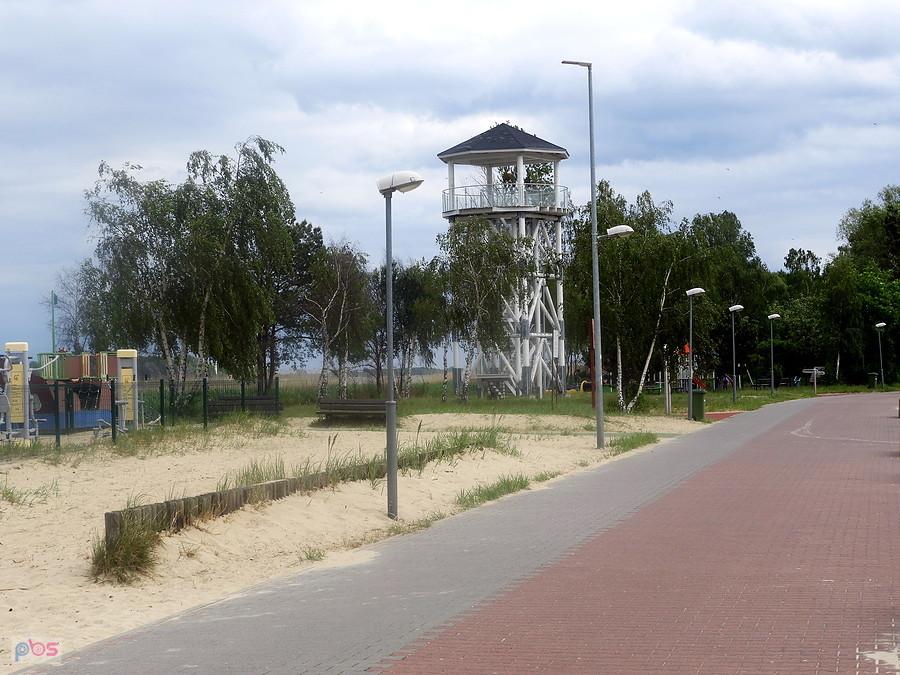 Trzebież - promenada spacerowa jeszcze pusta.