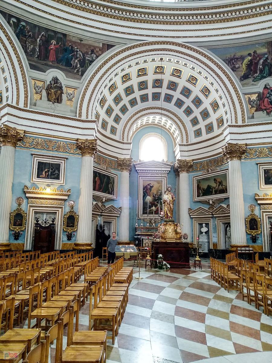 W rotundzie w Moście