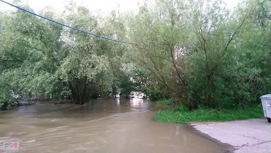 Powódź na zalanej ulicy