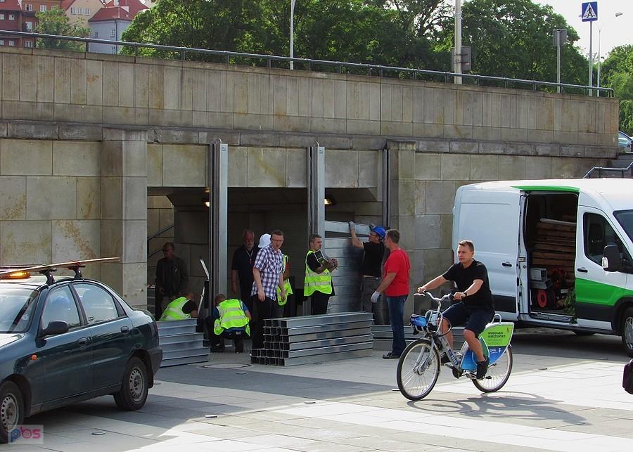 Zakładanie zapór przy wejściu na bulwar