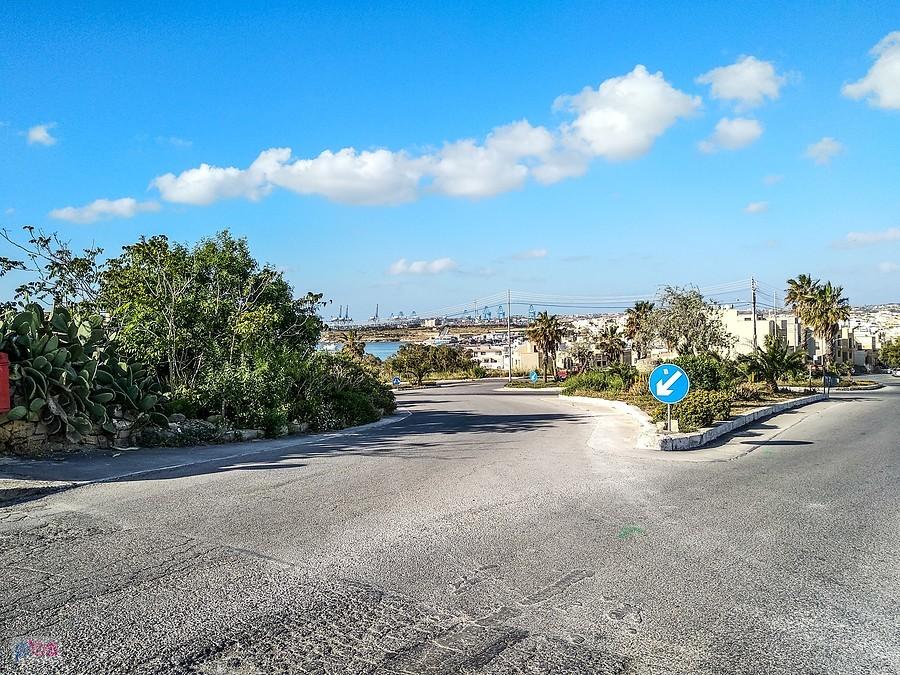W oddali widać Marsaxlokk