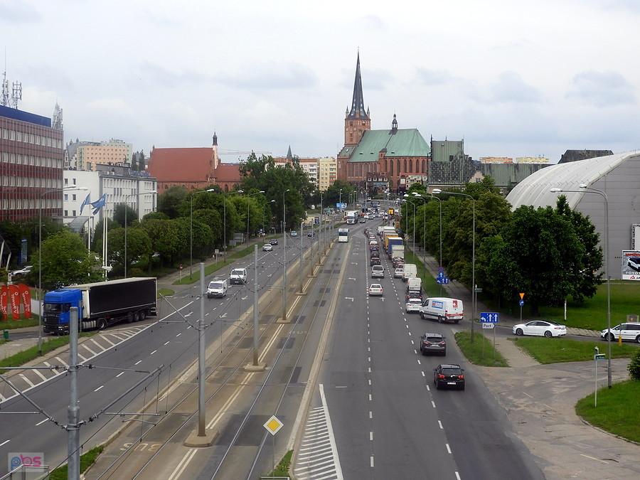 Ulica Wyszyńskiego w głębi katedra.