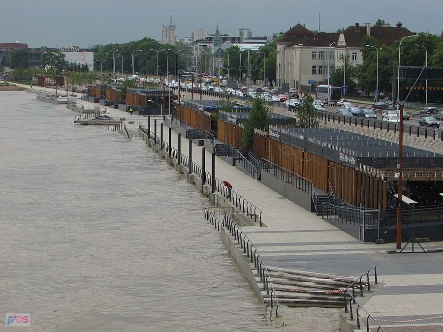 Dolna część bulwarów znalazła się pod wodą