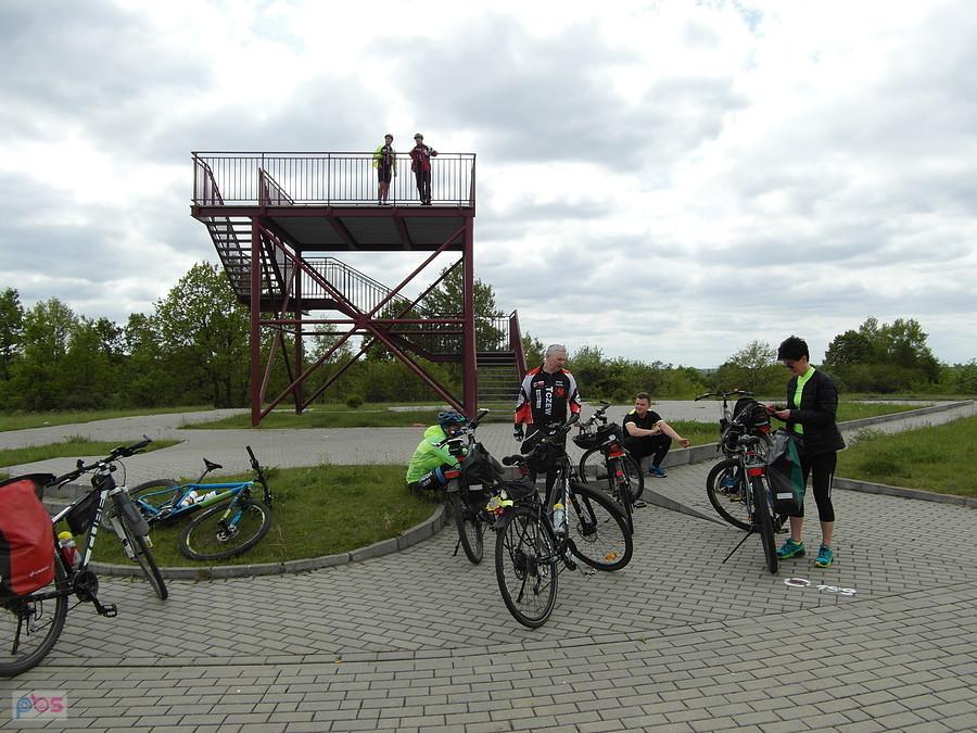 Grupa rowerzystów przy wieży widokowej