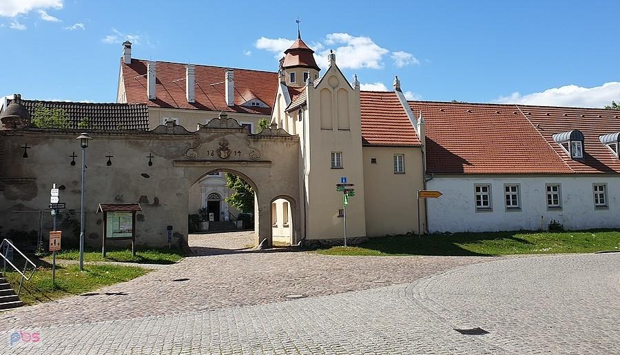 Penkun - brama wjazdowa do zamku, widok od strony ulicy Werner-von-der-Schulenburg-Straße