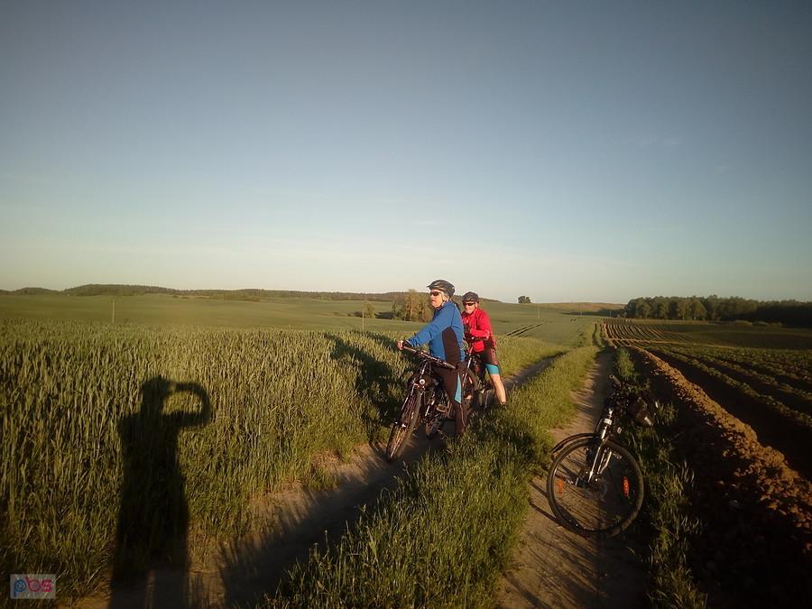 Dwoje rowerzystów na polnej drodze