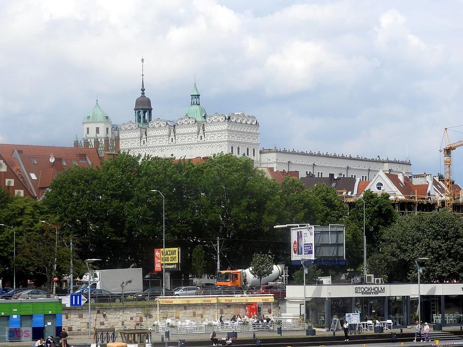 W głębi Zamek Książąt Piastowskich.