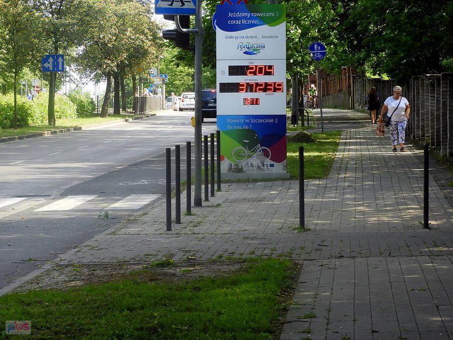 Rowerowy zegar z ulicy Ku Słońcu - nie przestawiony na czas letni.