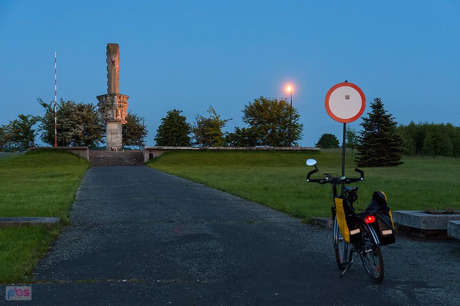 Pod Pomnikiem Bohaterów Bitwy pod Mokrą