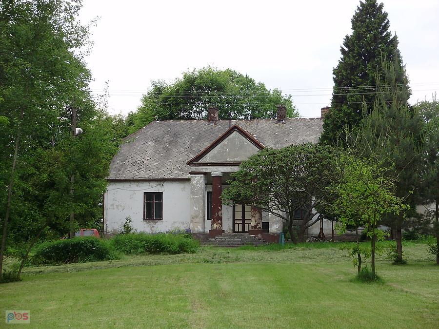 Dwór we wsi Mzurów