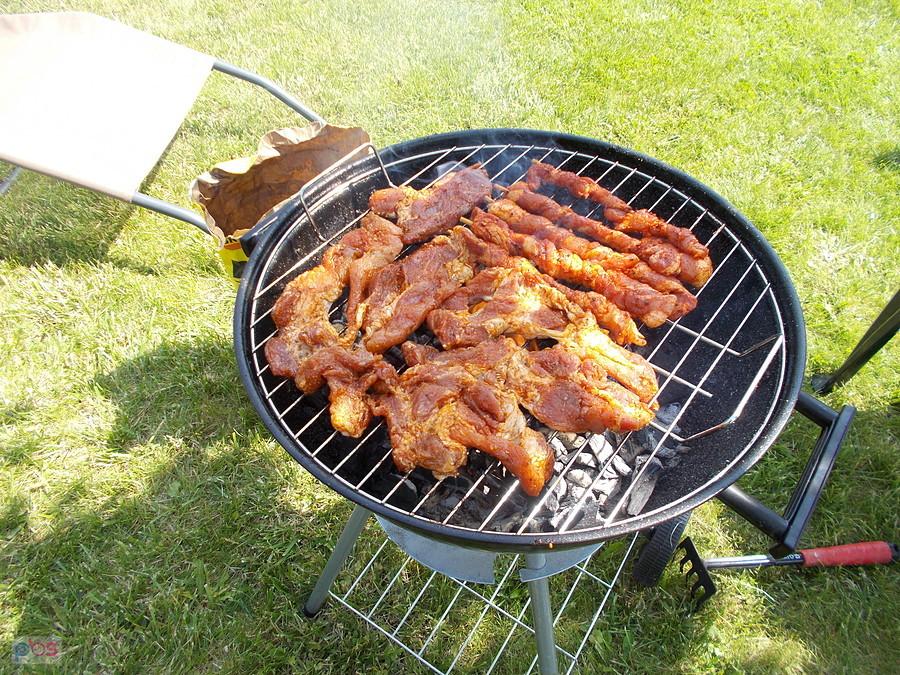 Działkowy grill rozpalony