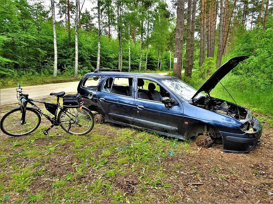 Rowerem po Kociewiu. Złomowisko - masakra.
