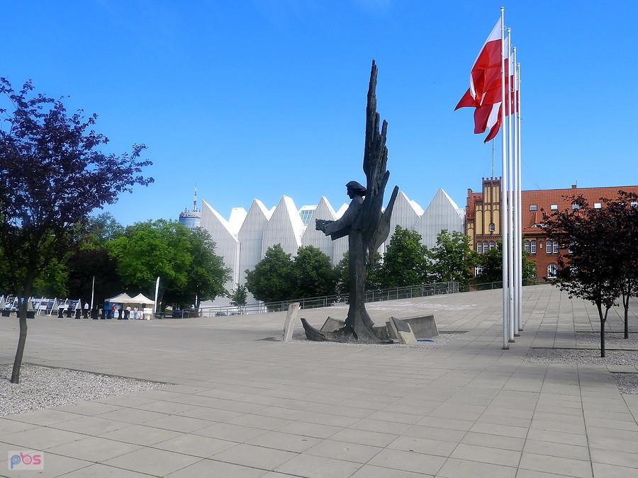 Szczeciński Plac Solidarności, w głębi gmach Filharmonii.