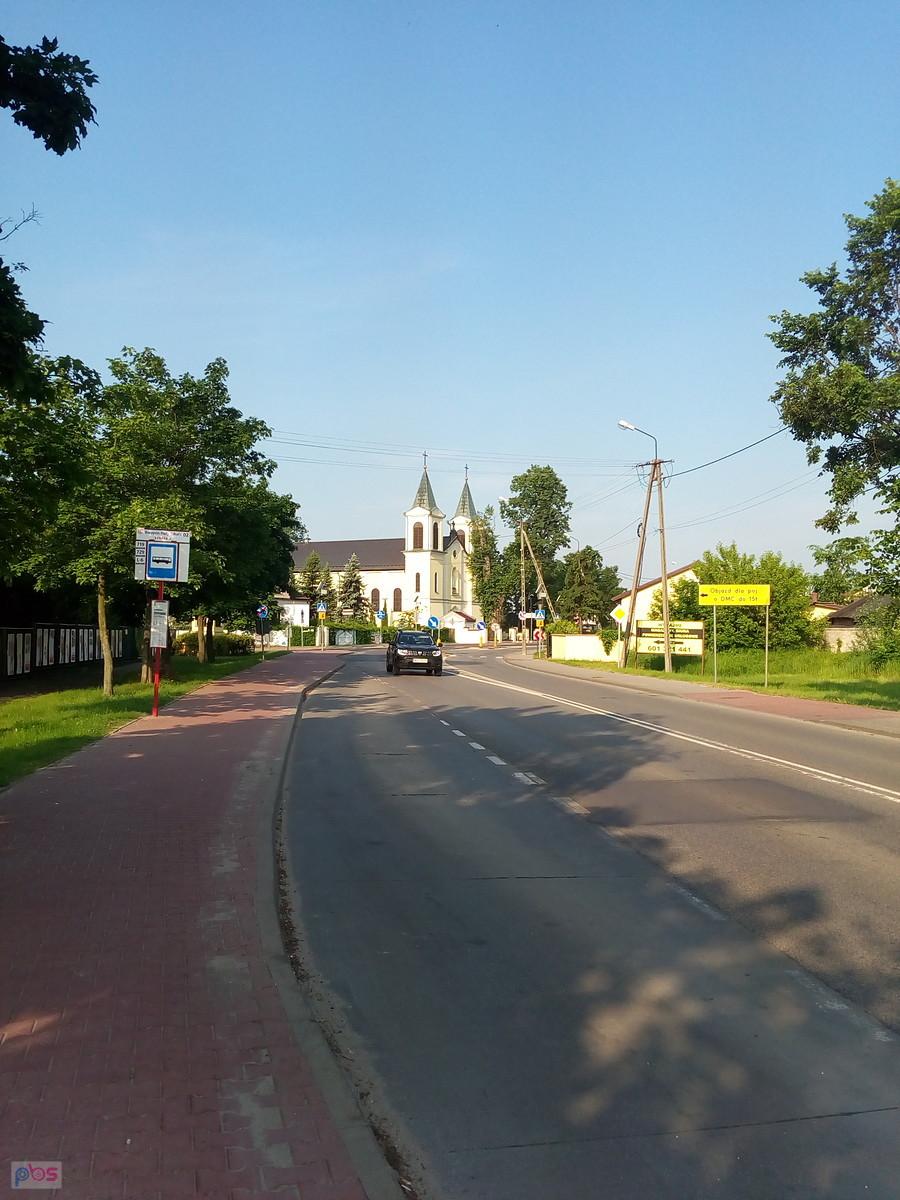Wjazd do Borzęcina. Zegar stoi