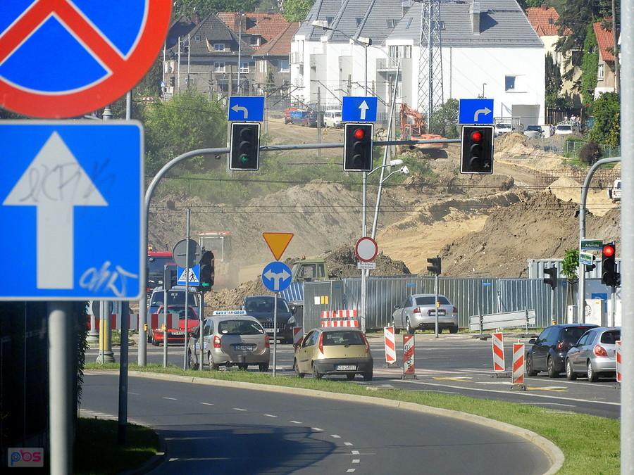 Trwa budowa obwodnicy - w oddali nowe domy przy Al. Wojska Polskiego.