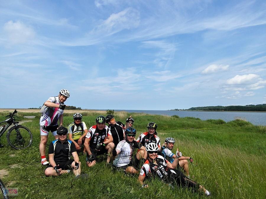 Grupa rowerzystów nad Zalewem Wiślanym