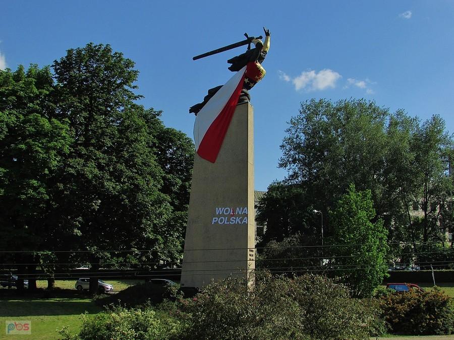 Pomnik Nike przebrany za Wonder Woman z napisem "WOJNA POLSKA"