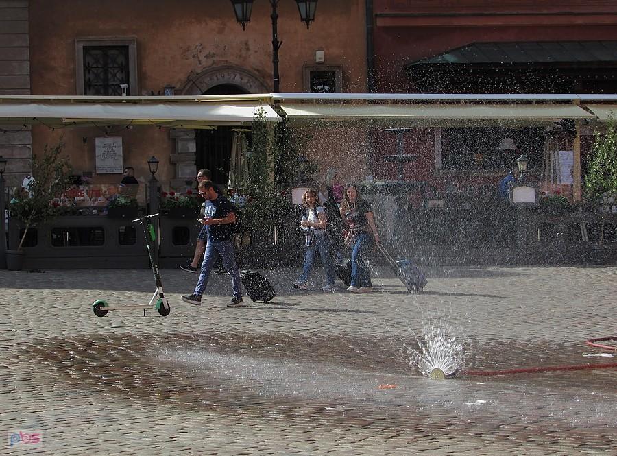 Dzisiaj uruchomiono kurtynę wodną na placu Zamkowym