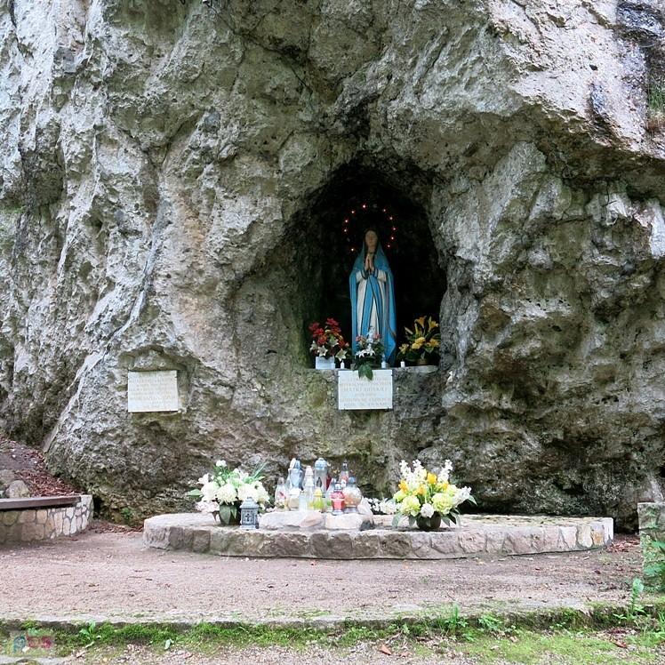 Kapliczka Matki Bozej Niepokalanej w Skale Prałatki