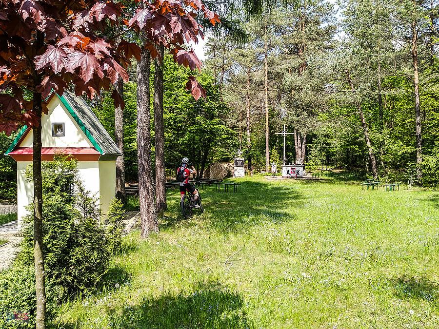 Kapliczka na Borach (1864) i pomnik partyzantów AK (2000)