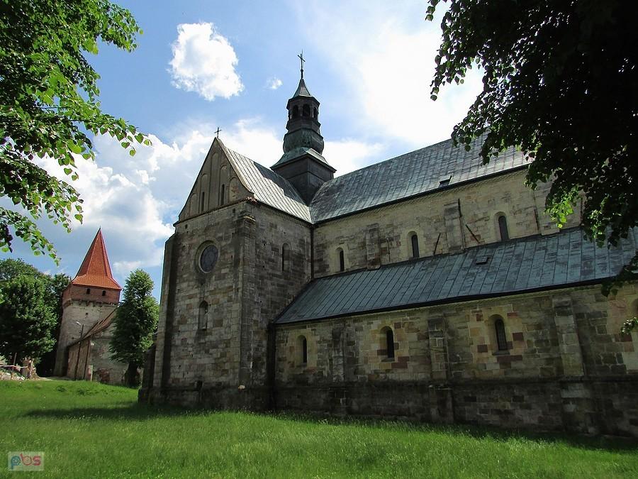 Podklasztorze - północna ściana kościoła
