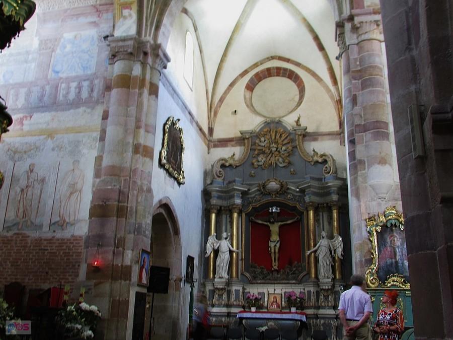 Podklasztorze - ołarz płd. transeptu z gotyckim krucyfiksem