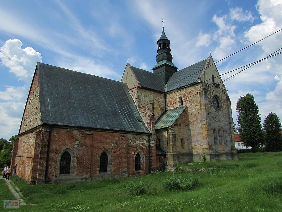 Podklasztorze - do kościoła przylega późnoromański kapitularz