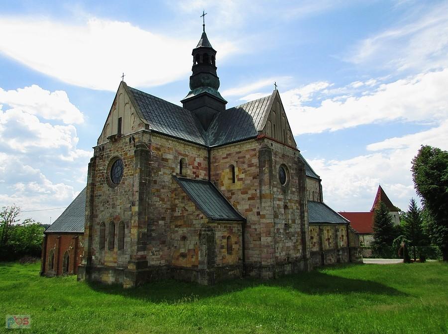 Podklasztorze - kościół od strony prezbiterium