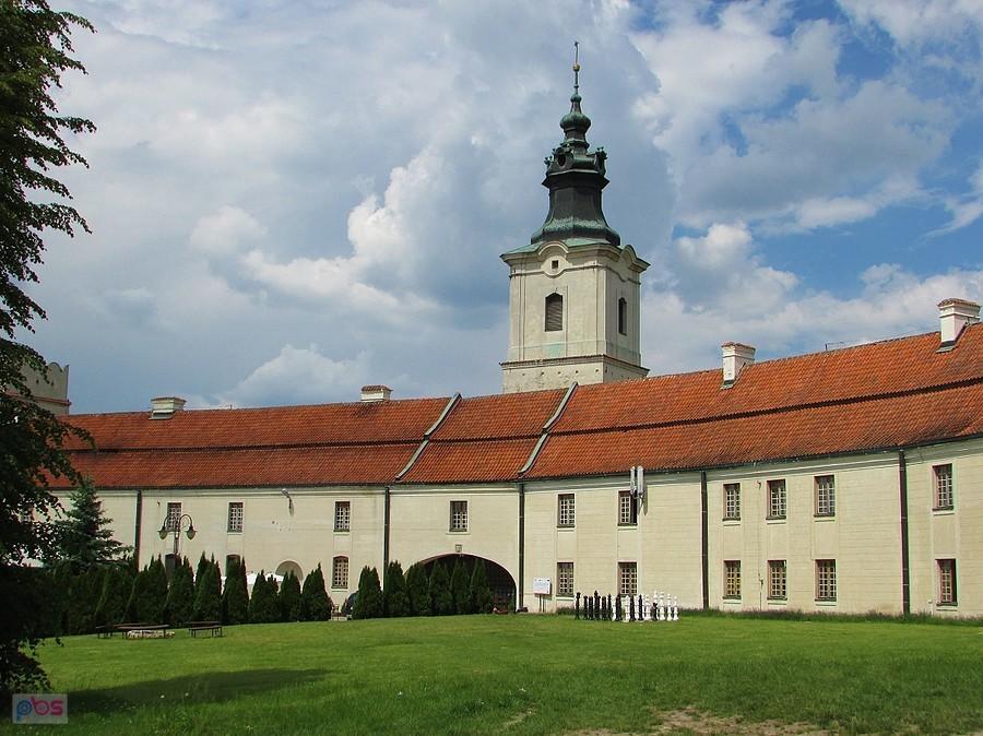 Podklasztorze - część hotelowa z basztą krakowską