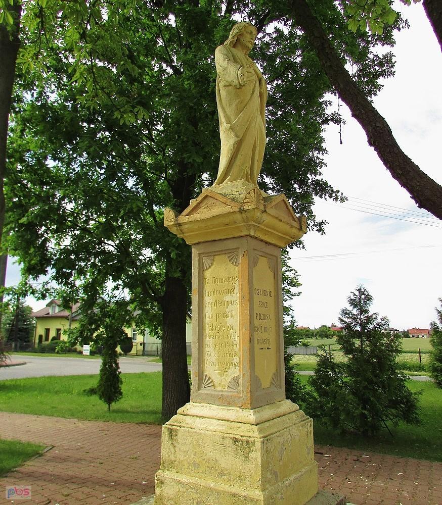 Błogie Szlacheckie - figura przed kościołem